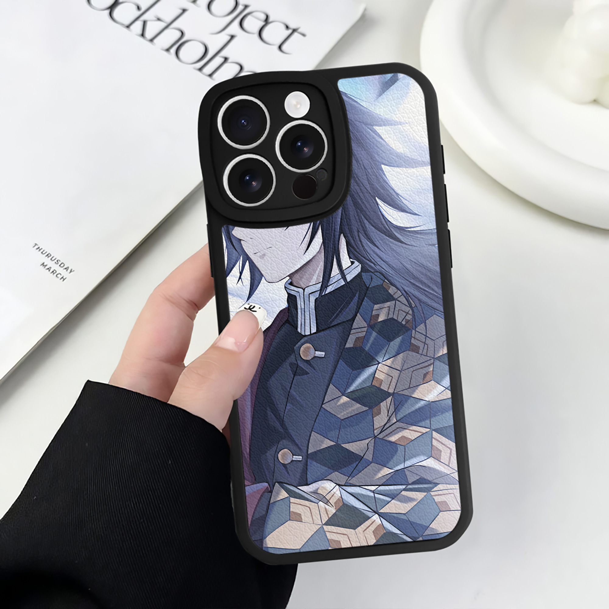 （画像用） 鬼滅の刃（きめつのやいば）水柱-冨岡 義勇／とみおか ぎゆう Tomioka Giyuu 【iPhone 16シリーズ対応】シリコンスマホケース（レザー調） 材質：シリコン